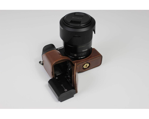 Защитный футляр - чехол для фотоаппарата Sony A6600 (ILCE-6600) с доступом к батарейному отсеку - кофе