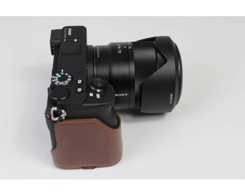 Защитный футляр - чехол для фотоаппарата Sony A6600 (ILCE-6600) с доступом к батарейному отсеку - кофе